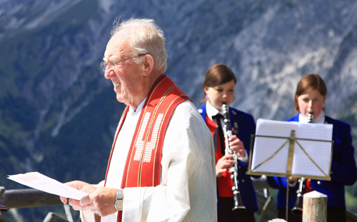 Pfarrer Weichselbaumer mit Musikanten
