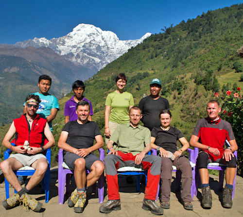 Gruppe mit Begleitmannschaft vor Annapurna Süd